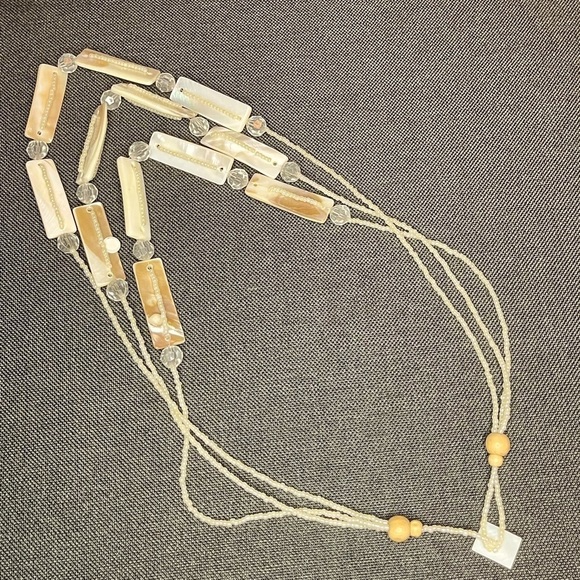 ⭐️ Cute cream coloured necklace - Picture 2 of 7